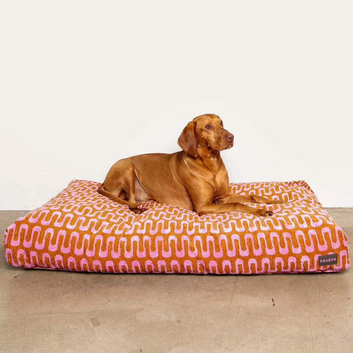 Dogguo hondenkussen retro wave print roest/roze