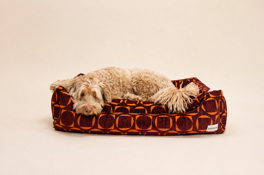DOGGUO Hundebett – Retro-Print Bordeaux/Orange
